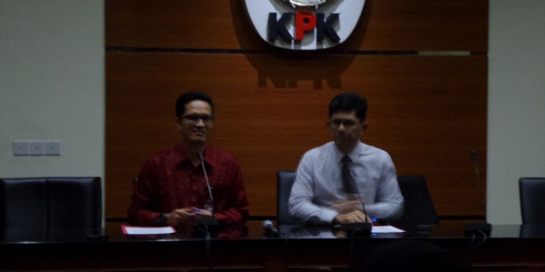 Wakil Ketua KPK Laode Muhammad Syarief dan Juru Bicara KPK Febri Diansyah dalam jumpa pers di Gedung KPK, Jakarta, Selasa (16/1/2018).