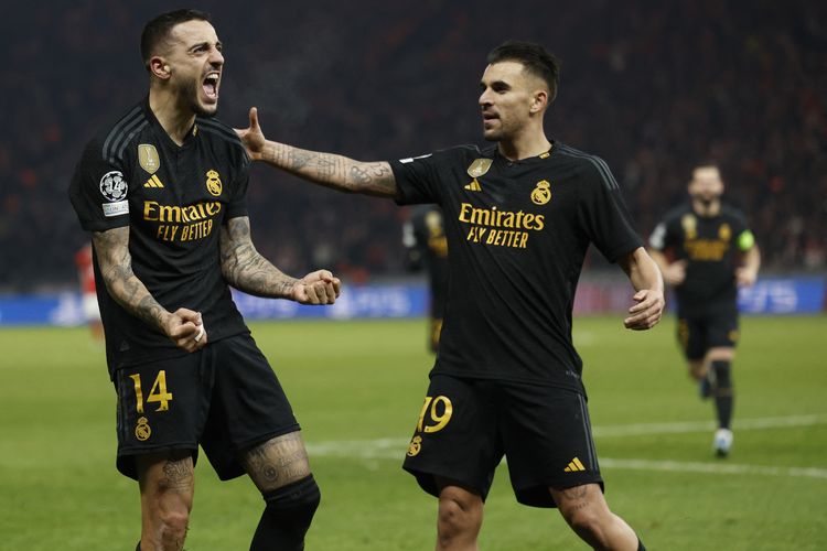 Penyerang Real Madrid Joselu (kiri) merayakan gol dengan Dani Ceballos mencetak gol saat pertandingan Grup C Liga Champions UEFA antara Union Berlin vs Real Madrid di Berlin, pada 12 Desember 2023. (Foto oleh Odd ANDERSEN / AFP)