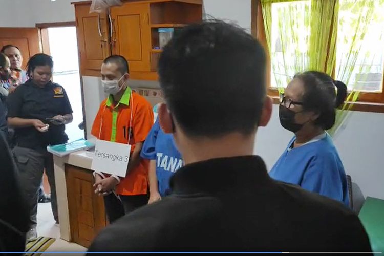 SI alias Oma Aris (66) (kanan) ditetapkan sebagai tersangka atas penganiayaan hingga meninggalnya Ica (5) oleh Polres Kota Gorontalo. SI adalah nenek tiri korban. Ica juga mengalami kekerasan fisik dari ayah kandungnya (KK) dan ibu tirinya (SWA).