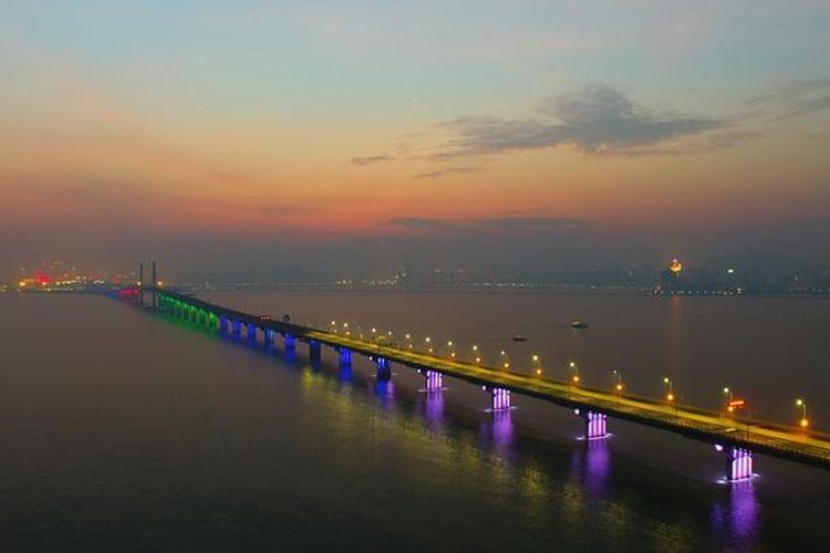 Jembatan laut terpanjang di dunia ini ada di China.