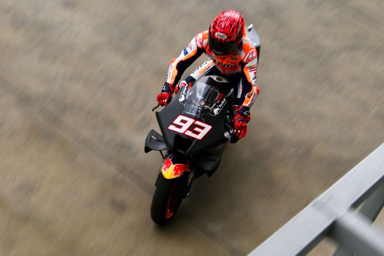 Pembalap Repsol Honda Team MotoGP Marc Marquez melaju di depan paddock saat sesi tes pramusim MotoGP 2022 di Pertamina Mandalika International Street Circuit, Lombok Tengah, NTB, Jumat (11/2/2022). Sesi tes pramusim di sirkuit Mandalika tersebut akan berlangsung hingga Minggu (13/2/2022).