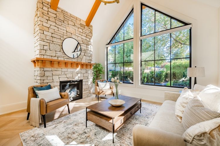 Ilustrasi ruang keluarga dengan perapian dari batu alam dan kayu.