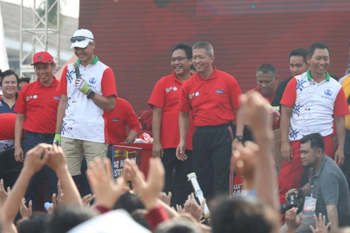 Gubernur Jawa Tengah Ganjar Pranowo (memegang micprohone) dalam suatu acara di Propinsi Jawa Tengah.