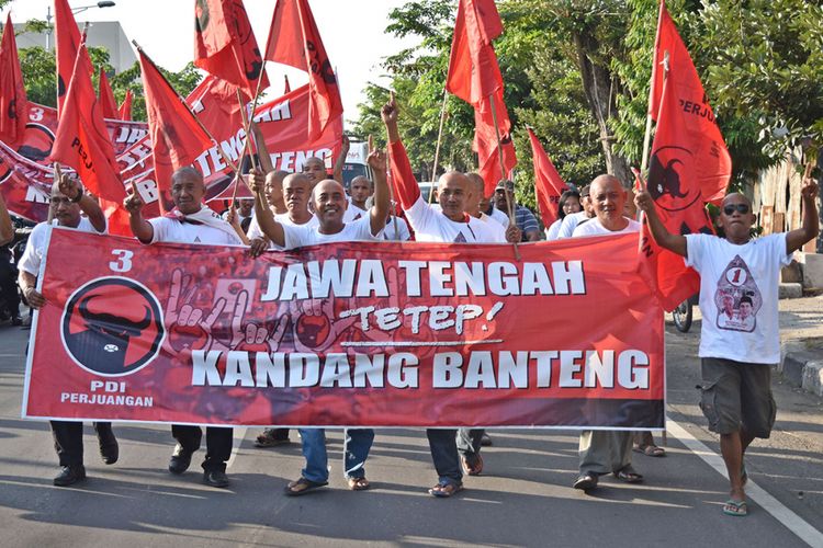 Sejumlah pendukung calon gubernur dan calon wakil gubernur Jawa Tengah Ganjar Pranowo dan Taj Yasin melakukan perayaan kemenangan dengan aksi jalan kaki di Jalan Dr Cipto, Semarang, Jawa Tengah, Rabu (27/6/2018). Perayaan tersebut dilakukan untuk merayakan kemenangan pasangan calon gubernur dan calon wakil gubernur yang mereka dukung dalam hitung cepat versi sejumlah lembaga survei.