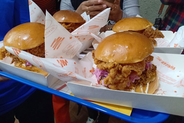 Chicken burger yang jadi salah satu varian menu di Burger Bar milik Anya Geraldine