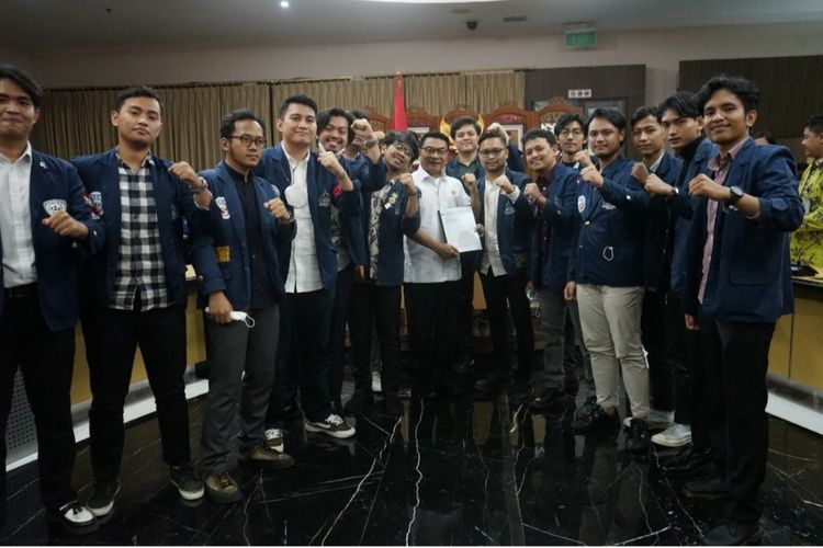 Kepala Staf Kepresidenan (KSP) Moeldoko usai menemui perwakilan mahasiswa Universitas Trisakti, di gedung Bina Graha Jakarta, Rabu (18/5/2022).