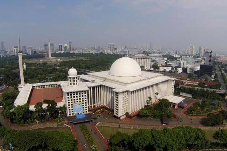 Pemandangan Masjid Istiqlal, Jakarta Pusat, Senin (28/7/2014). Masjid terbesar di Asia Tenggara ini didesain oleh arsitek Frederich Silaban. 
