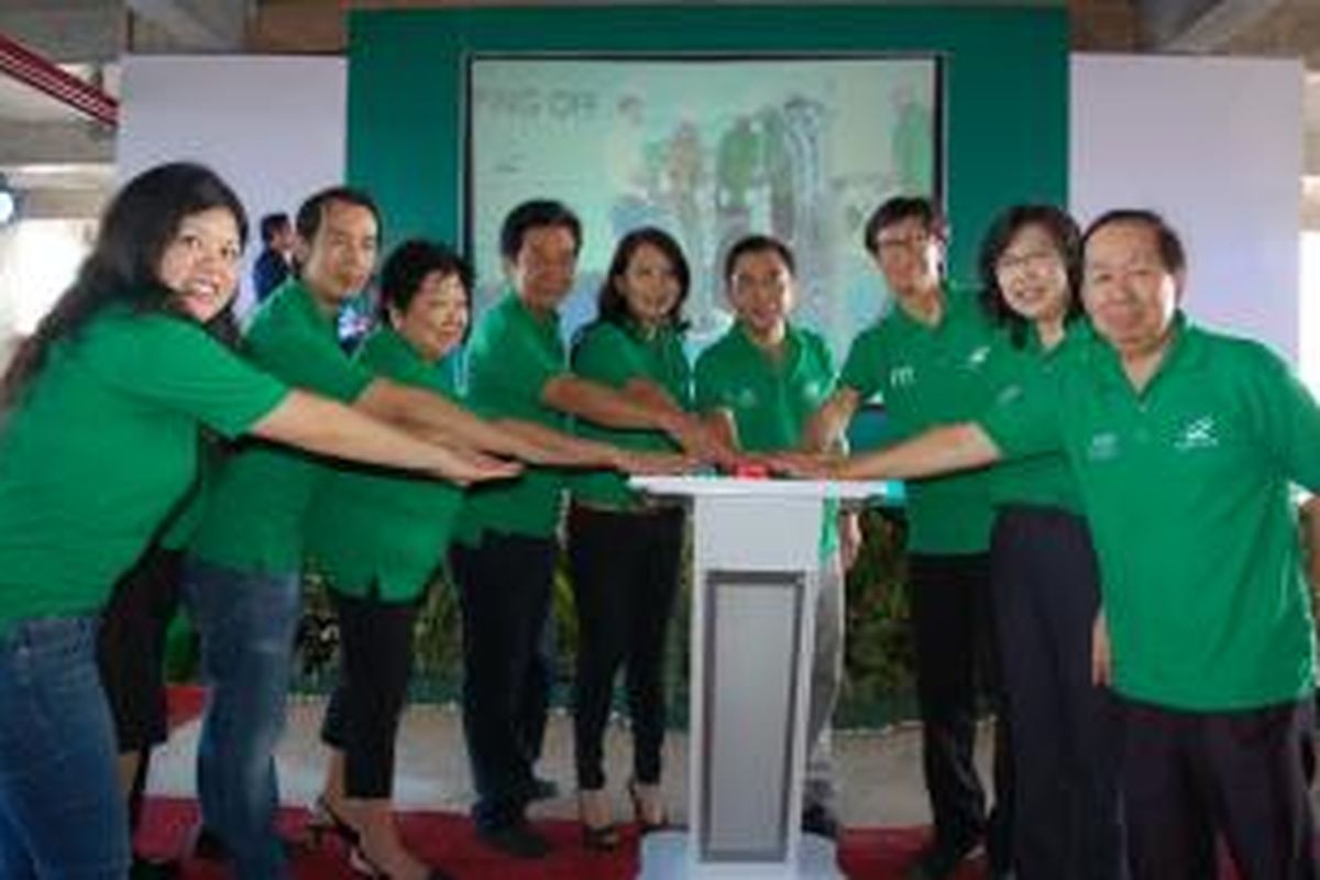 Managing Director Cakra Ciputra (ketiga dari kanan) dan Direktur Utama PT. Ciputra Mitra Medika Wiranata Halim (sebelah kanan Cakra) menekan tombol serine sebagai tanda dimulainya prosesi Topping Off Ciputra Mitra Hospital, Sabtu, 18 April 2015, di CitraLand Banjarmasin.