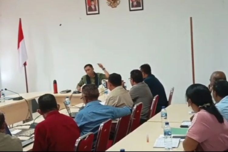 Foto: Pj Bupati Marsianus Jawa menggebrak meja saat rapat terkait penetapan HET BBM di Kantor Bupati Lembata, Selasa (9/5/2023).