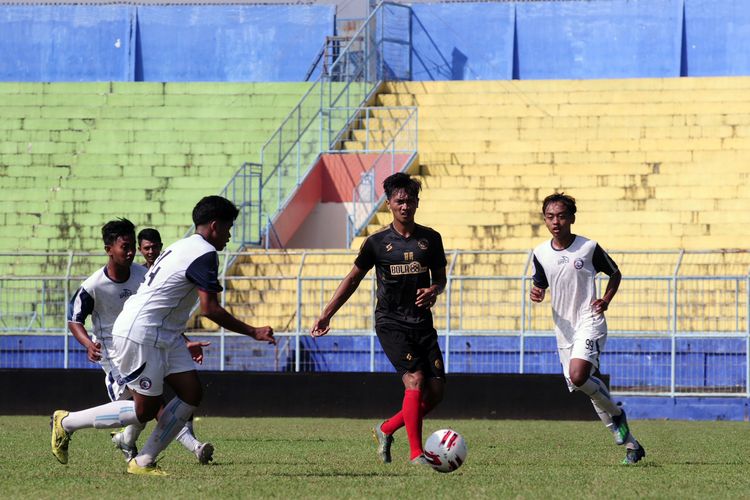 Pemain Arema FC, Jayus Hariono dijaga ketat pemain Arema FC U-20 saat ujicoba yang berakhir dengan skor 5-2 di Stadion Kanjuruhan Kabupaten Malang, Jawa Timur, Sabtu (15/08/2020) pagi.