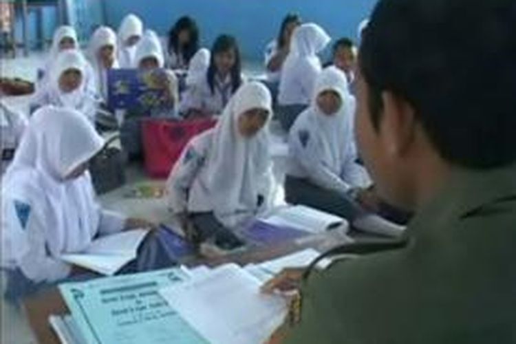 Ratusan siswa SMA Negeri 1 Pasangkayu, Mamuju Utara, Sulawesi Barat, mengikuti kegiatan belajar mengajar di kelas tanpa bangku dan kursi sehingga mereka terpaksa duduk di lantai.