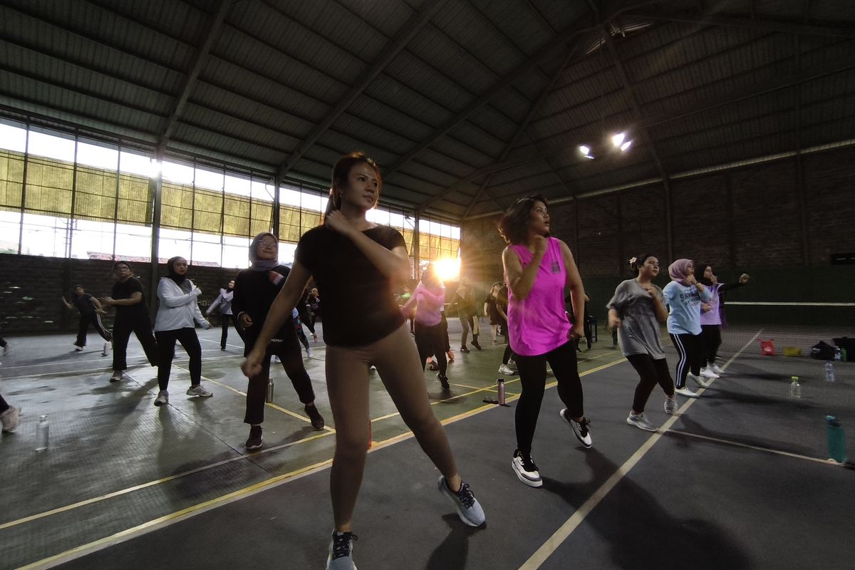 Peserta zumba dalam acara Kartini Kini 2025: Zumba Bareng FitHub, yang berlangsung di Jakarta Pusat, Kamis (24/4/2025).
