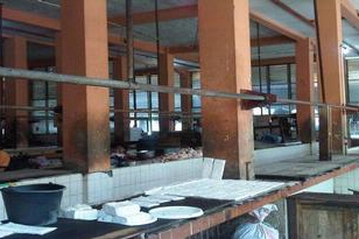 Los penjual daging sapi di Pasar Beringharjo tampak lengang setelah para penjualnya mogok berjualan sejak, Kamis (17/1/2013) dini hari. Aksi mogok juga dilakukan para pedagang sapi di Pasar Sentul dan Pasar Kranggan, Yogyakarta. 