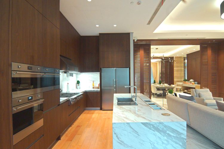 Interior dapur Le Parc di Kompleks Thamrin Nine, Jakarta Pusat.