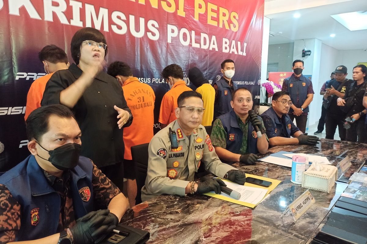 Polda Bali saat merilis pengungkapan kasus sindikat penipuan berkedok jual ponsel dengan harga murah di Gedung Ditreskrimsus Polda Bali, pada Selasa (11/6/2024). Kompas.com/ Yohanes Valdi Seriang Ginta