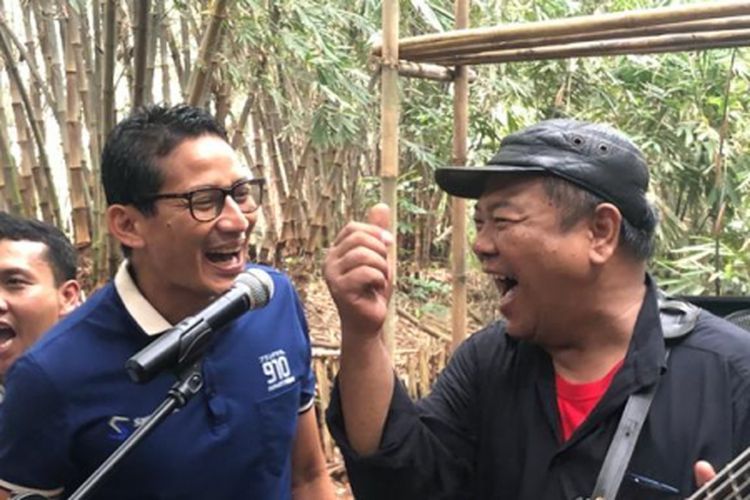 Calon wakil presiden nomor urut 2, Sandiaga Uno, bernyanyi lagu Koes Ploes di Hutan Kota Sangga Buana, Lebak Bulus, Rabu (6/11/2018). 