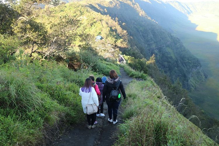 Wisatawan menuruni jalur pendakian Puncak B29, Desa Argosari, Kecamatan Senduro, Kabupaten Lumajang, Jawa Timur, Selasa (11/4/2017). Puncak B29 adalah salah satu spot untuk menikmati momen matahari terbit.