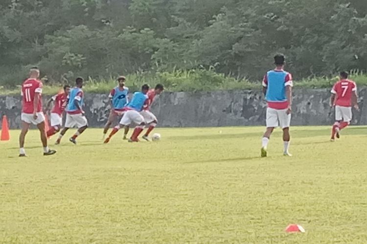 Pemain Semen Padang menggelar latihan di lapangan mess PT Semen Padang.