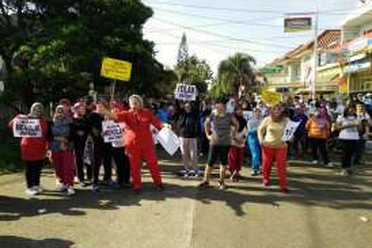 Warga Perumahan Griya Bintara Indah, Bekasi Barat, Minggu (30/10) pagi, berunjukrasa menolak rencana pembangunan apartemen Bintara Residence yang berlokasi di Jalan Terusan I Husti Ngurahrai. Warga mencemaskan makin tingginya genangan air di musim hujan serta kesulitan air di musim kemarau jika apartemen itu dibangun. Bulan ini saja sebelum ada apartemen, sudah tiga kali permukiman mereka tergenang. 
