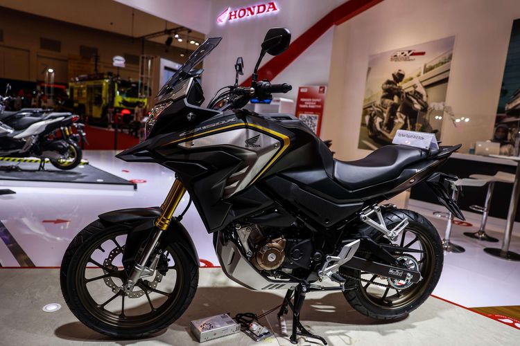 New Honda CB150X dalam gelaran GAIKINDO Indonesia International Auto Show (GIIAS) 2021 di ICE, BSD, Tangerang Selatan, Jumat (12/11/2021). PT Astra Honda Motor (AHM) resmi meluncurkan New Honda CB150X. Motor sport adventure touring kelas pemula dari jajaran CB-Series.