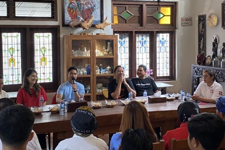 Ketua Umum Partai Solidaritas Indonesia (PSI) Kaesang Pangarep menemui relawan di salah satu kedai kopi kawasan Tangerang pada Selasa (2/1/2024). 
