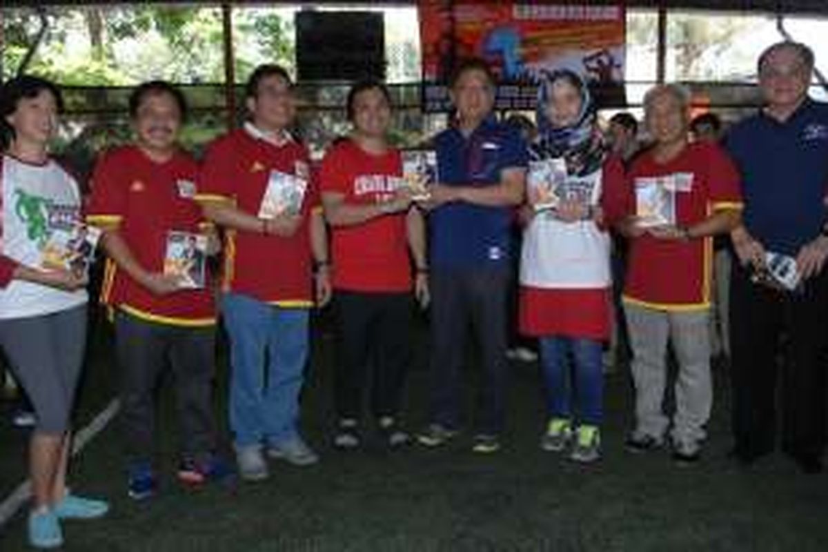 Founder IndoTelko Forum (Doni Ismanto Darwin) berfoto bersama Menkominfo Rudiantara dan direksi operator telekomunikasi usai menyerahkan buku Meruwat Interkoneksi di sela-sela pembukaan Turnamen Futsal dalam rangka Hari Bakti Postel di Jakarta, Sabtu (27/8/2016).