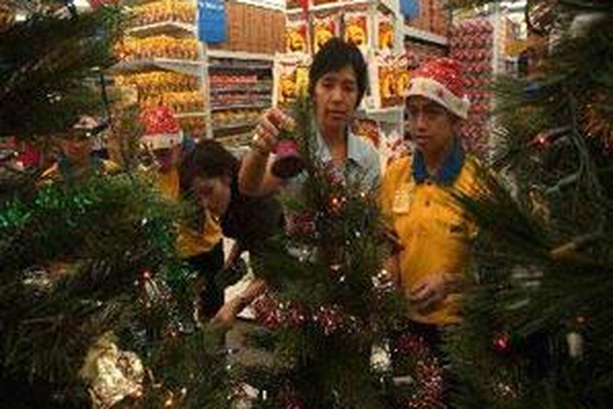 Pembeli pohon natal di pusat-pusat perbelanjaan.