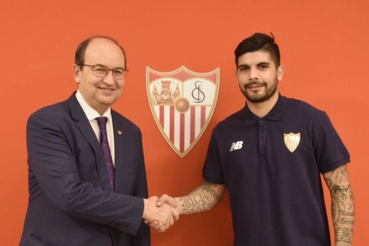 Ever Banega (kanan) meresmikan transfer dari Inter Milan ke Sevilla, Senin (3/7/2017).