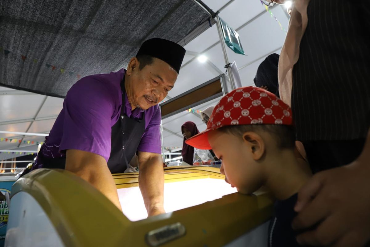MTQ Nasional 2026 di Semarang ikut menggerakkan UMKM. Pak Juma?in, pelaku UMKM yang menawarkan es krim jadul di Pasar Jajan Berkah MTQN ke-31.
