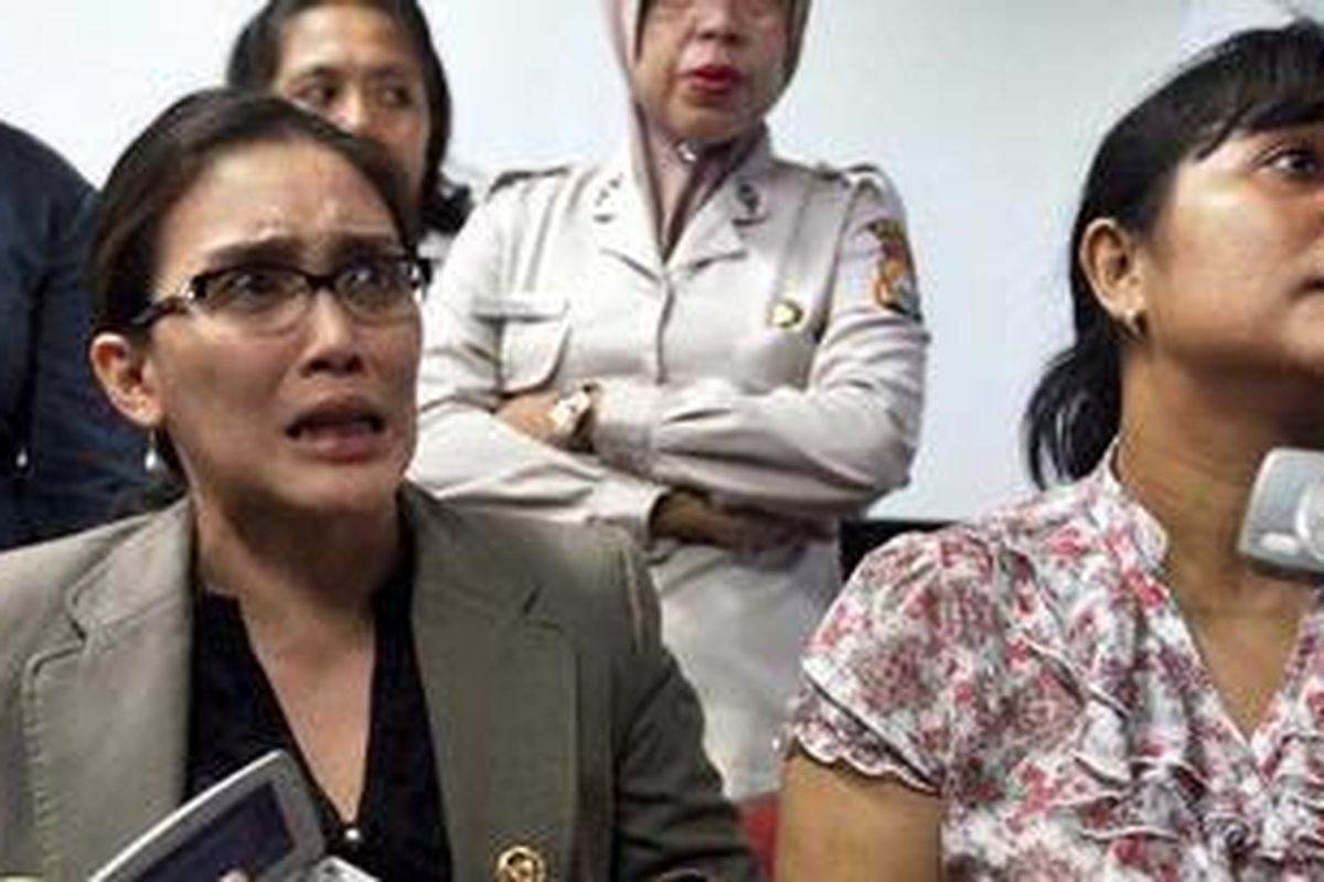Artis yang juga anggota DPR RI dari PDIP, Rieke Diah Pitaloka (kiri) menangis saat memberi keterangan kepada wartawan di Mapolda Sulselbar, Makassar, Selasa (9/3/2010). Dia melapor ke polisi atas dugaan pelecehan yang dikukan terhadap dirinya oleh seorang dokter di RS Labuan Baji Makassar.