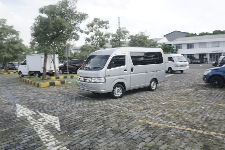 Suzuki memperkenalkan Carry versi Minibus dan blind van. Kehadiran dua model ini menambah potensi kegunaan Carry sebagai kendaraan niaga. 
