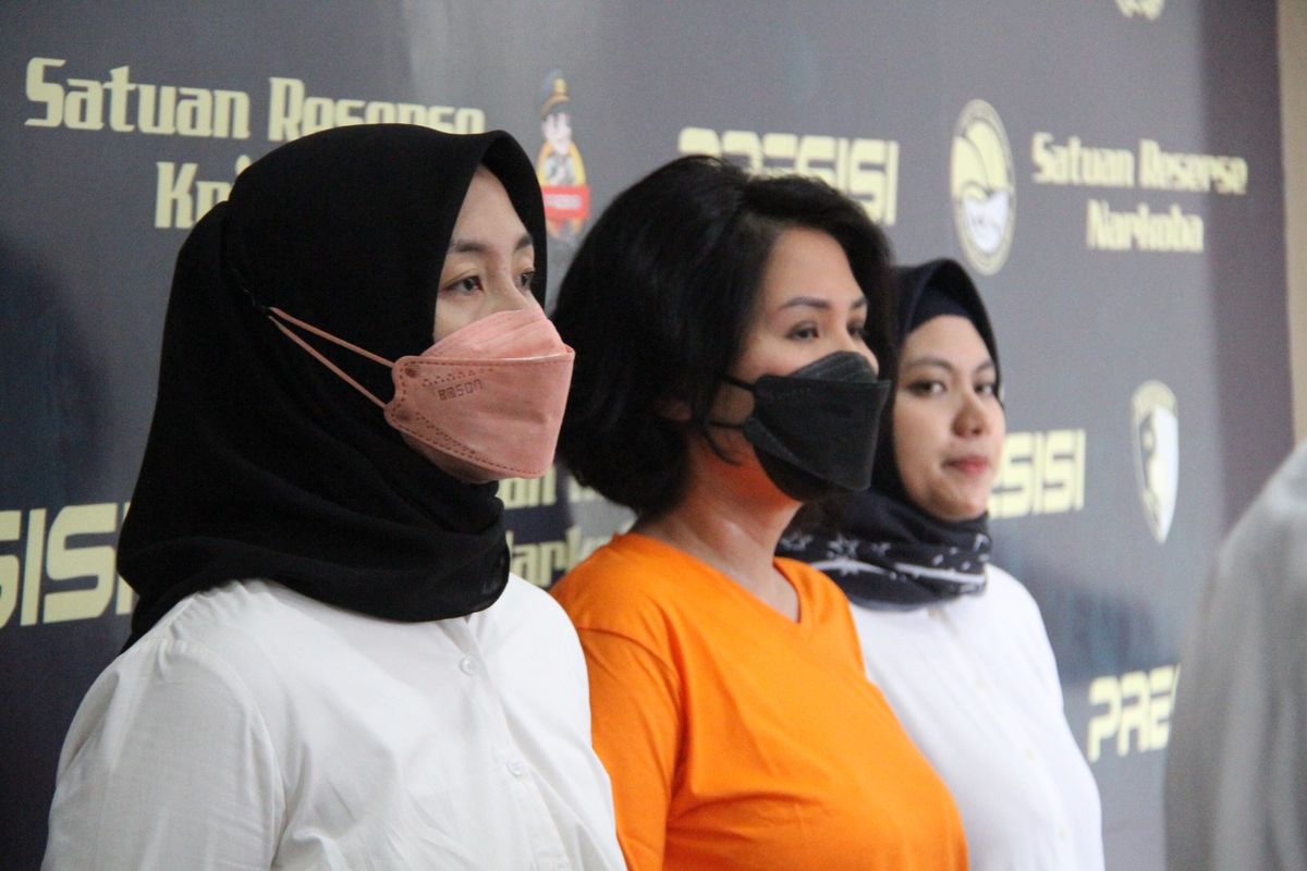 Natalia Rusli ditampilkan ke publik pada Senin (27/3/2023) usai menyerahkan diri karena kasus penipuan dan penggelapan. 