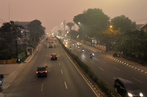 Diselimuti Kabut Asap, Warna Langit di Palembang Berubah