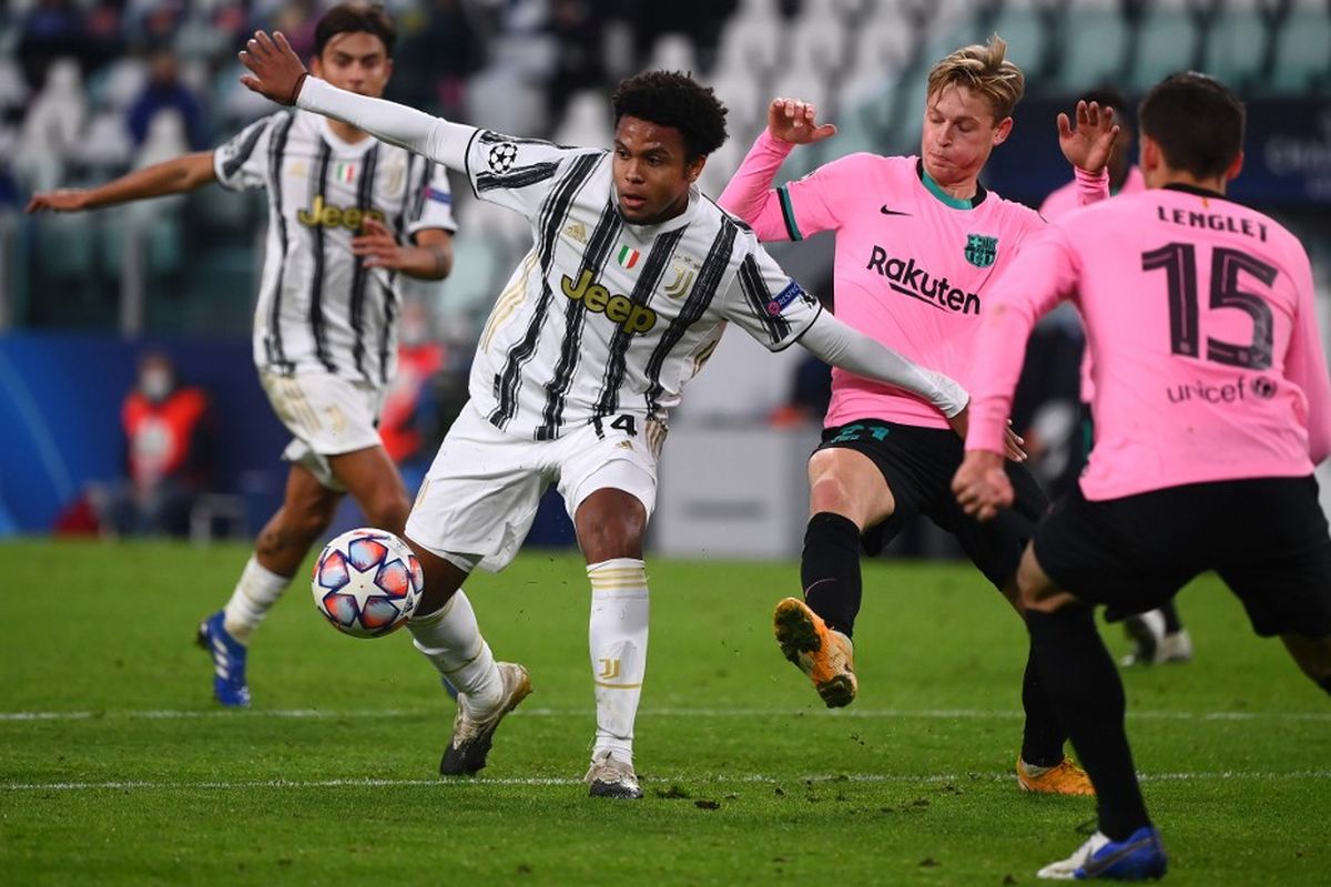 Gelandang Barcelona, Frenkie de Jong, berupaya menghentikan pemain Juventus, Weston McKennie, pada laga Liga Champions di Juventus Stadium, Turin, pada 28 Oktober 2020.