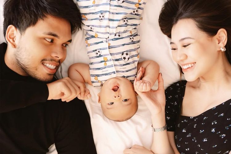 Baby Arash, putra Aaliyah Massaid dan Thariq Halilintar, kini berusia 3 bulan. Inilah potret kebersamaan mereka yang hangat dan menuai banyak pujian.