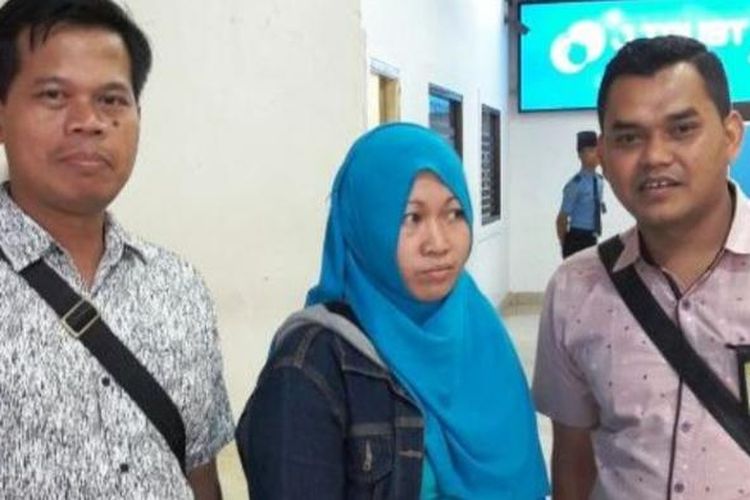 Aciah berhasil dipulangkan dan tiba di Jakarta dengan pesawat Oman Air, Jumat (20/1/2017). Tim Direktorat Pengamanan dan Pengawasan BNP2TKI, serta dari BP3TKI Serang menjemput dan memulangkan ke daerah asal, Cikampek hari ini juga.