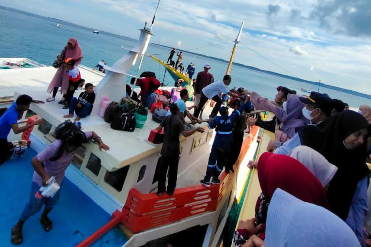 Proses evakuasi penumpang Kapal Sabuk Nusantara 91 yang kandas di perairan Sapeken Sumene, Kamis (5/5/2022).