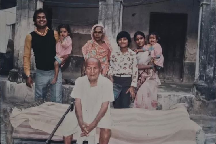 Gosain (di pojok kiri) dengan anaknya berpose bersama Kamehwar Singh (yang duduk di depan) dan Ramsakhi Devi, yang berdiri di belakang Singh.

