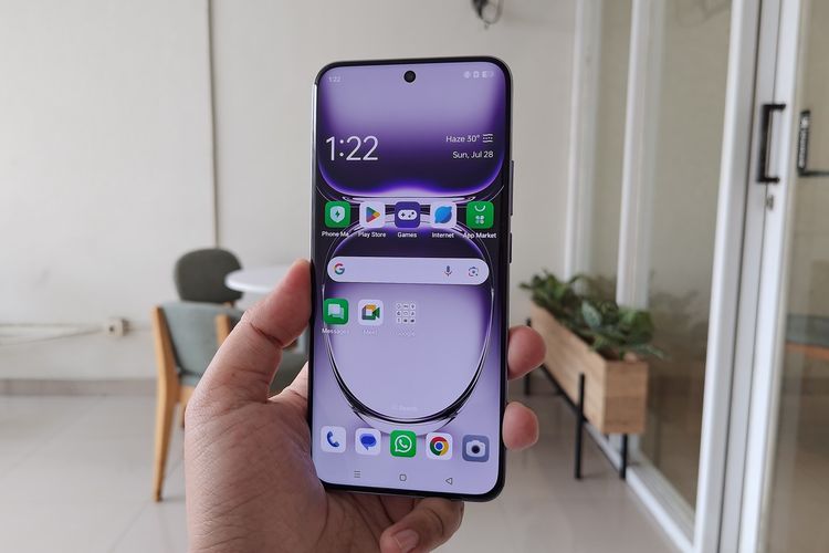 Layar Oppo Reno 12 Pro serupa dengan Reno 12. Kedua ponsel ini dibekali panel AMOLED dengan ukuran 6,7 inci dan resolusi Full HD Plus.

Layar ini bisa dibilang cukup lega dan mampu mendukung kegiatan menonton, menelusuri (browsing) internet, membuka media sosial, dan lain sebagainya secara maksimal.

Terlebih bezel di ponsel ini cukup tipis, dan desain sisi kiri dan kanan layar tampak sedikit melengkung (curved).

Dengan desain seperti ini, konten yang ditampilkan dalam layar akan terasa memenuhi layar (full screen), dan ini akan menambah kepuasan memandang layar. 