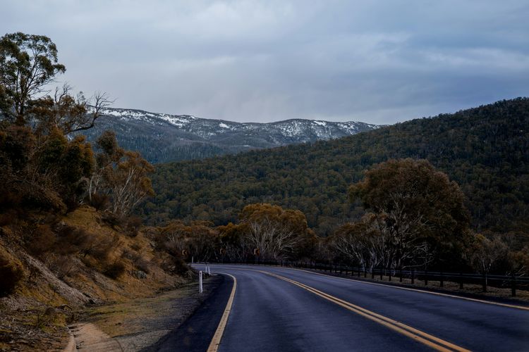 Ilustrasi mengemudi di Jindabyne, New South Wales, Australia.