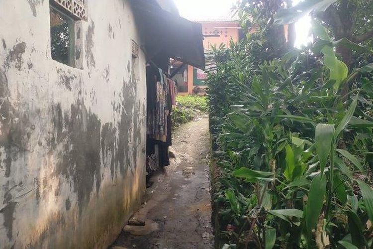 Kediaman H (43) terduga teroris usai digeledah oleh Densus 88 Polri, Kamis (16/11/2023). 