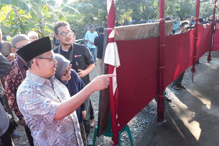 Calon Gubernur Jateng Sudirman Said mengunjungi TPS 20 di Desa Slatri, Brebes, Rabu (27/6/2018)