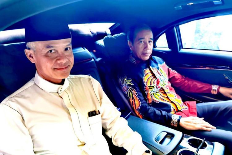 Capres PDI-P Ganjar Pranowo satu mobil dengan Presiden Jokowi saat kembali ke Jawa Tengah setelah penetapan capres PDI-P di Istana Batu Tulis, Bogor, Jawa Barat, Jumat (21/4/2023).