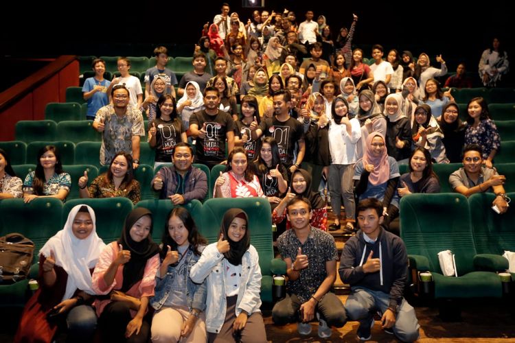 Wali Kota Semarang, Hendrar Prihadi menggelar acar nonton bareng Dilan 1990 di Cinema XXI, DP Mall, Semarang.