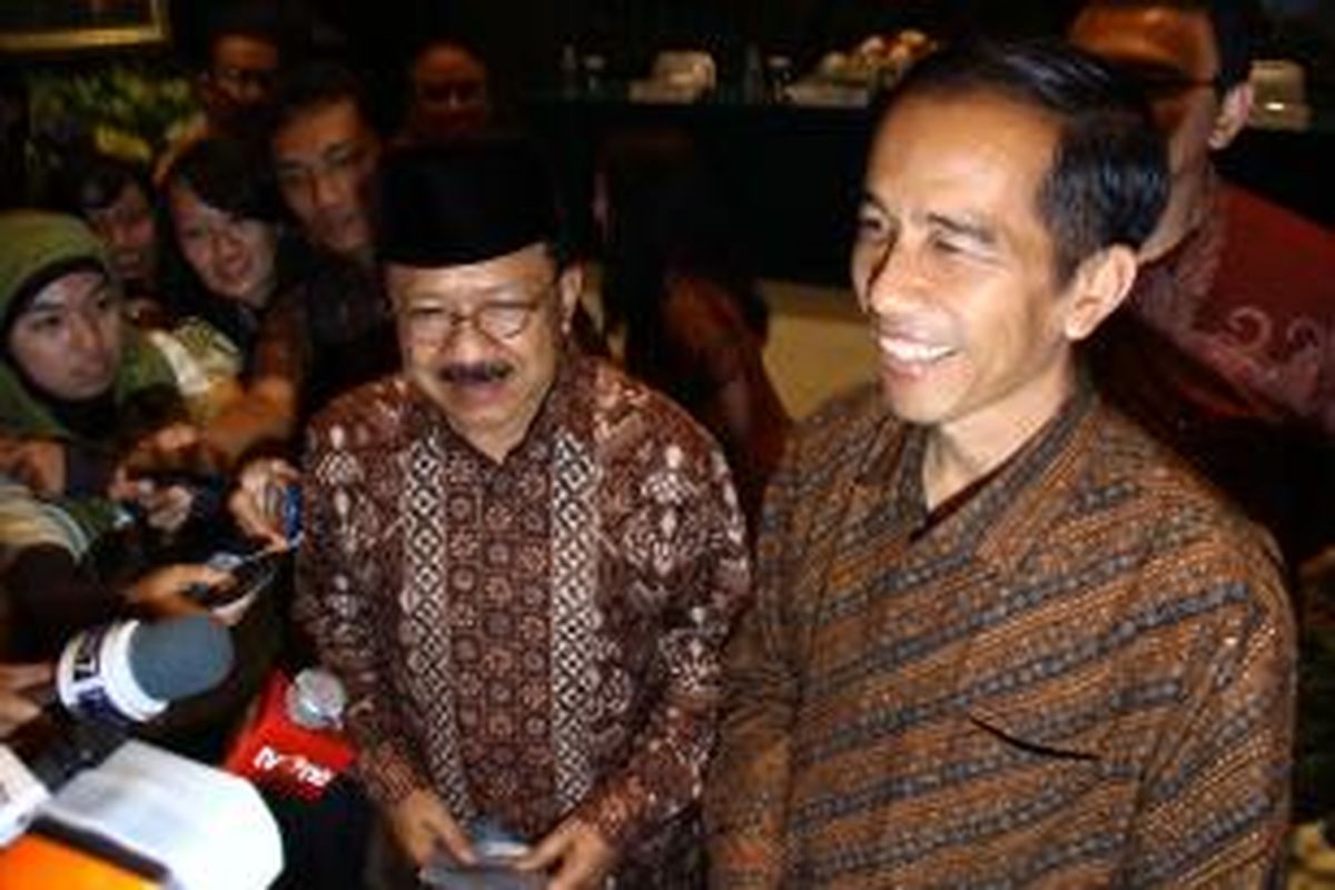 Gubernur terpilih, Joko Widodo didampingi gubernur DKI Jakarta Fauzi Bowo, saat acara perkenalan gubernur dan wakil gubernur DKI Jakarta terpilih masa bakti 2012-2017 dengan jajaran Pemprov DKI Jakarta di Balai Kota, Jakarta Pusat, Jumat (5/10/2012). 