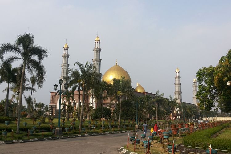 Masjid Dian Al Mahri atau yang lebih dikenal sebagai Masjid Kubah Emas yang berlokasi di Jalan Raya Meruyung, Sawangan, Depok. Foto diambil pada Senin (5/6/2017).