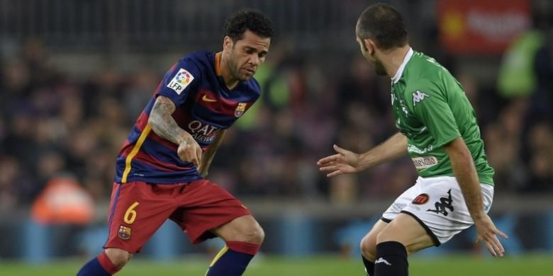 Pemain Barcelona, Dani Alves (kiri) berupaya untuk melewati pemain Villanovense pada laga Copa del Rey di Stadion Camp Nou, Rabu (2/12/2015) waktu setempat.