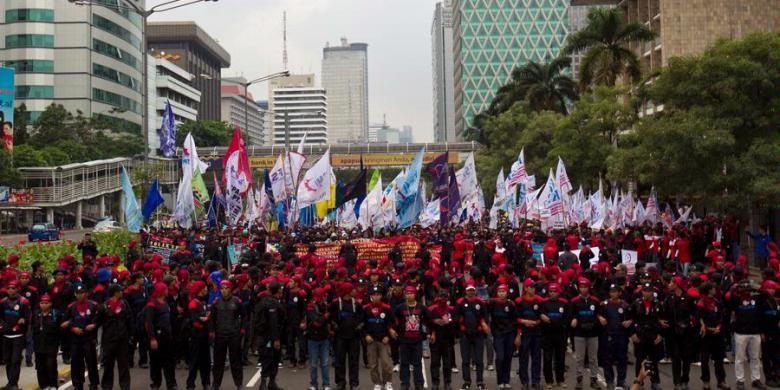 Puluhan ribu buruh yang terdiri dari berbagai serikat pekerja se-Jabodetabek melakukan aksi long march dari Bunderan Hotel Indonesia menuju Istana Negara, Jakarta Pusat, Kamis (22/11/2012). Pada aksi ini para buruh menuntut penghapusan outsourcing, pemberian upah layak, dan jaminan kesehatan seumur hidup bagi seluruh rakyat mulai 1 Januari 2014. 