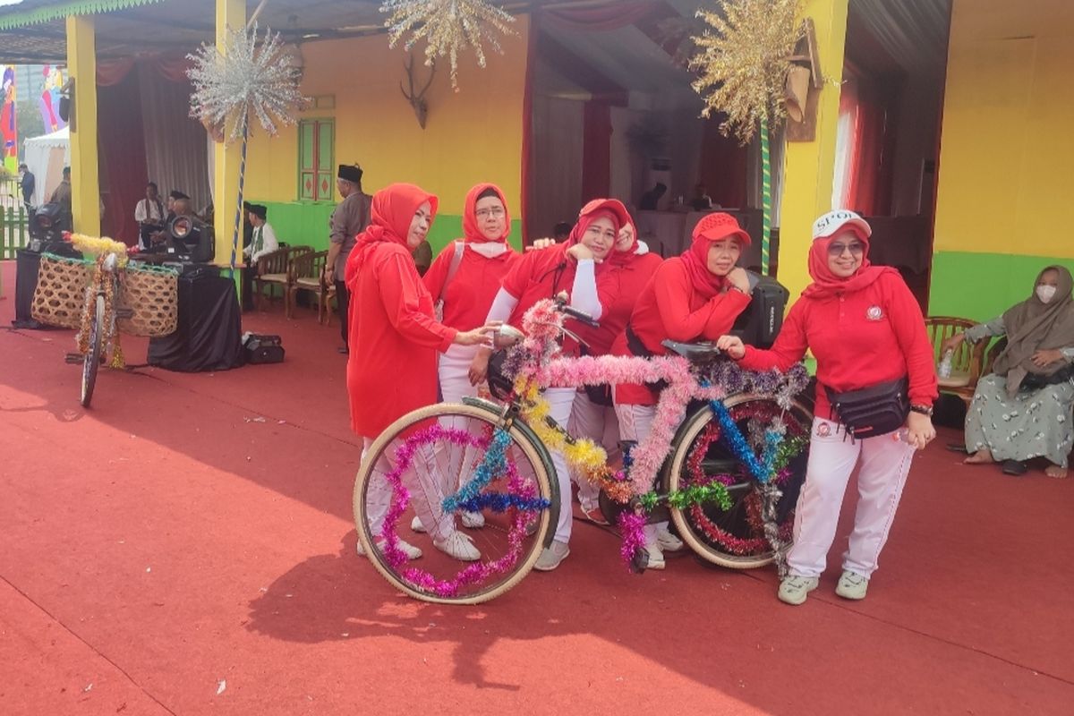 Sepeda ontel yang dipajang di tengah acara Lebaran Betawi 2023 kawasan Monas, Jakarta Pusat, menjadi primadona bagi para warga yang datang. 