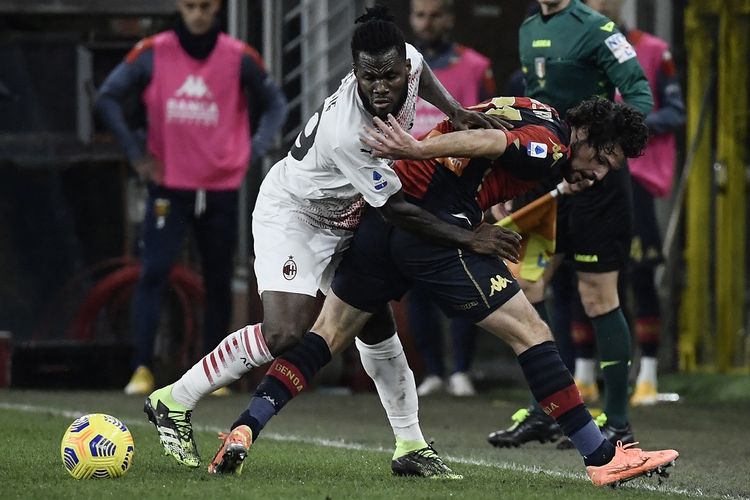 Gelandang AC Milan, Franck Kessie (kiri), berduel dengan penyerang Genoa Mattia Destro (kanan) pada laga lanjutan pekan ke-12 Liga Italia di Stadion Luigi Ferrari, Kamis (17/12/2020) dini hari WIB.